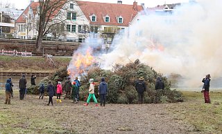 Die Höxteraner Pfadfinder verbrennen die eingesammelten Weihnachtsbäume. Ein öffentliches Osterfeuer kann auch in diesem Jahr nicht stattfinden. - Burkhard Battran Die Höxteraner Pfadfinder verbrennen die eingesammelten Weihnachtsbäume. Ein öffentliches Osterfeuer kann auch in diesem Jahr nicht stattfinden. - Burkhard Battran