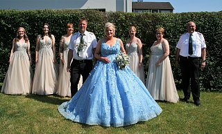 Das Königspaar Tanja Voss-Vonnahme und König Rene Voss feiert mit den Hofdamen Daniela Holtz, Kim-Marie Rex, Karina Roggel, Andrea Bittermann und Svea Ott. Zeremonienmeister Frank Rakowski steht auch immer parat. - Johannes Büttner Das Königspaar Tanja Voss-Vonnahme und König Rene Voss feiert mit den Hofdamen Daniela Holtz, Kim-Marie Rex, Karina Roggel, Andrea Bittermann und Svea Ott. Zeremonienmeister Frank Rakowski steht auch immer parat. - Johannes Büttner