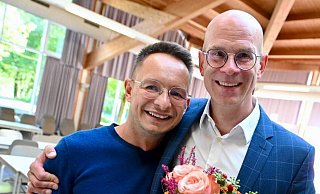 Ehemann Rico Zocher (l.) gratuliert Ingo Nürnberger zur Nominierung als SPD-Kandidat bei der Oberbürgermeisterwahl. - Barbara Franke Ehemann Rico Zocher (l.) gratuliert Ingo Nürnberger zur Nominierung als SPD-Kandidat bei der Oberbürgermeisterwahl. - Barbara Franke