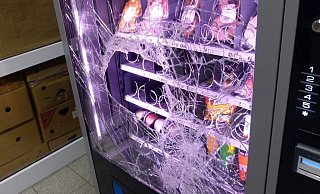 Die Scheibe des Automaten für Lebensmittel wurde mit einem Stein zertrümmert. - Polizei Minden-Lübbecke Die Scheibe des Automaten für Lebensmittel wurde mit einem Stein zertrümmert. - Polizei Minden-Lübbecke