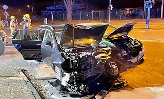 Beim Zusammenstoß von zwei Personenwagen wurden alle drei Insassen leicht verletzt. - Ralph Meyer Beim Zusammenstoß von zwei Personenwagen wurden alle drei Insassen leicht verletzt. - Ralph Meyer