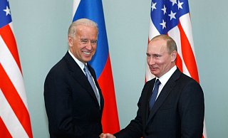Joe Biden (l), damaliger Vizepräsident der USA, trifft sich 2011 mit Wladimir Putin in Moskau. - Foto: Alexander Zemlianichenko/AP/dpa Joe Biden (l), damaliger Vizepräsident der USA, trifft sich 2011 mit Wladimir Putin in Moskau. - Foto: Alexander Zemlianichenko/AP/dpa