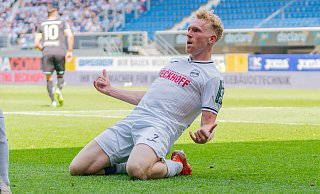 Verls Ron Berlinksi jubelt über sein Tor zum 1:1. - picture alliance Verls Ron Berlinksi jubelt über sein Tor zum 1:1. - picture alliance