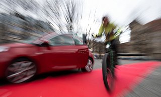 Am Donnerstagmorgen kam es zu einem Dooring-Unfall, bei dem eine Pedelecfahrerin leichte Verletzungen erlitt. - Symbolfoto/ picture alliance Am Donnerstagmorgen kam es zu einem Dooring-Unfall, bei dem eine Pedelecfahrerin leichte Verletzungen erlitt. - Symbolfoto/ picture alliance