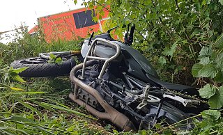 Das Motorrad blieb weit unterhalb der Fahrbahn im Graben an einem Busch liegen. - David Schellenberg Das Motorrad blieb weit unterhalb der Fahrbahn im Graben an einem Busch liegen. - David Schellenberg