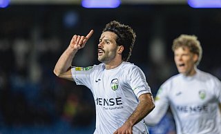 Ein besonderer Doppelpack: Nach dem Tor zum 2:2-Endstand durch Paolo Maiella (l.) jubelt der Stürmer des FC Gütersloh gemeinsam mit Henri Bollmann (r.), der beide Partie in Lotte zuvor das Anschlusstor für den FCG markiert hatte. - Kamil Wilkowski Ein besonderer Doppelpack: Nach dem Tor zum 2:2-Endstand durch Paolo Maiella (l.) jubelt der Stürmer des FC Gütersloh gemeinsam mit Henri Bollmann (r.), der beide Partie in Lotte zuvor das Anschlusstor für den FCG markiert hatte. - Kamil Wilkowski