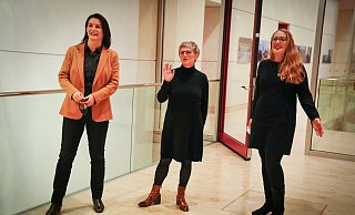Britta Haßelmann (Mitte) und Katharina Dröge (rechts) zusammen mit Irene Mihalic (links). Haßelmann und Dröge sind neue Grünen-Fraktionsvorsitzende der Grünen. - Foto: Kay Nietfeld/dpa Britta Haßelmann (Mitte) und Katharina Dröge (rechts) zusammen mit Irene Mihalic (links). Haßelmann und Dröge sind neue Grünen-Fraktionsvorsitzende der Grünen. - Foto: Kay Nietfeld/dpa
