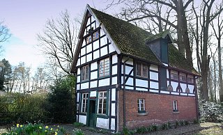 Die erste Schule: Der Spieker auf dem Meierhof Rassfeld ist mit seinen Schnitzereien im Stil der Weserrenaissance gebaut und der älteste Profanbau Güterslohs. - Andreas Frücht Die erste Schule: Der Spieker auf dem Meierhof Rassfeld ist mit seinen Schnitzereien im Stil der Weserrenaissance gebaut und der älteste Profanbau Güterslohs. - Andreas Frücht