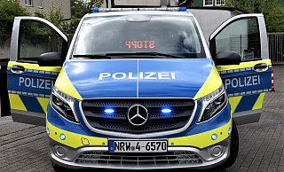 Der neueste Streifenwagen in Bielefeld ist ein Mercedes. In der Frontscheibe warnt ein Display vorausfahrende Autos. - Polizei Der neueste Streifenwagen in Bielefeld ist ein Mercedes. In der Frontscheibe warnt ein Display vorausfahrende Autos. - Polizei