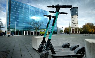 Die E-Scooter von Tier Mobility sieht man mittlerweile in vielen deutschen Städten. In Gütersloh kann man sie seit Mitte Oktober leihen. - Andreas Frücht Die E-Scooter von Tier Mobility sieht man mittlerweile in vielen deutschen Städten. In Gütersloh kann man sie seit Mitte Oktober leihen. - Andreas Frücht
