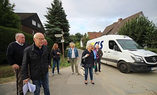 Die Anwohner beklagen den zunehmenden Verkehr. Nicht nur Baustellenfahrzeuge fahren durch den Köckerwald, auch Transporter und Privatautos nutzen die Abkürzung. - Sylvia Tetmeyer Die Anwohner beklagen den zunehmenden Verkehr. Nicht nur Baustellenfahrzeuge fahren durch den Köckerwald, auch Transporter und Privatautos nutzen die Abkürzung. - Sylvia Tetmeyer