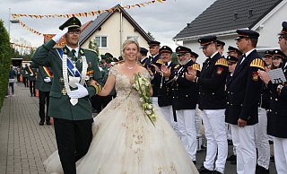 Königlich: Stefan und Gabriele Gerasch schreiten die Reihen ab. - Regina Brucksch Königlich: Stefan und Gabriele Gerasch schreiten die Reihen ab. - Regina Brucksch