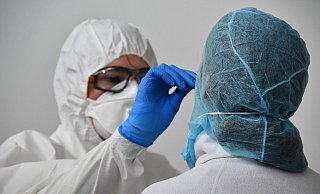 Mitarbeiter des Kreisgesundheitsamtes und Helfer vom DRK testen Mitarbeiter auf dem Betriebsgelände von Tönnies in Rheda-Wiedenbrück auf Corona. - Tönnies Mitarbeiter des Kreisgesundheitsamtes und Helfer vom DRK testen Mitarbeiter auf dem Betriebsgelände von Tönnies in Rheda-Wiedenbrück auf Corona. - Tönnies