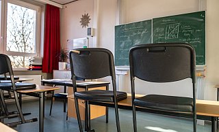 Hochgestellte Stühle in einem leeren Klassenzimmer einer Gesamtschule. - Foto: Guido Kirchner/dpa Hochgestellte Stühle in einem leeren Klassenzimmer einer Gesamtschule. - Foto: Guido Kirchner/dpa