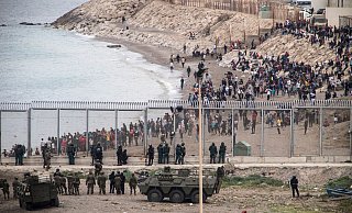 Die Grenze zwischen Marokko und Spanien in Ceuta (Archivbild). «Die Ausweitung sicherer Drittstaaten, schlechterer Rechtsschutz, verpflichtende Grenzverfahren in Haftlagern (...) sind nur einige der Rechtsverschärfungen, die in der vorgeschlagenen Reform des Asylsystems angelegt sind», kritisieren die Grünen-Mitglieder in ihrem Brief. - Javier Fergo/AP/dpa Die Grenze zwischen Marokko und Spanien in Ceuta (Archivbild). «Die Ausweitung sicherer Drittstaaten, schlechterer Rechtsschutz, verpflichtende Grenzverfahren in Haftlagern (...) sind nur einige der Rechtsverschärfungen, die in der vorgeschlagenen Reform des Asylsystems angelegt sind», kritisieren die Grünen-Mitglieder in ihrem Brief. - Javier Fergo/AP/dpa