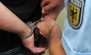 Bundespolizisten mussten erst Pfefferspray einsetzen, bevor sie den Angreifer abführen konnten. - Symbolfoto: Bundespolizei Bundespolizisten mussten erst Pfefferspray einsetzen, bevor sie den Angreifer abführen konnten. - Symbolfoto: Bundespolizei
