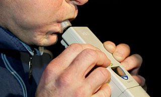 Die Polizei stoppte am Wochenende mehrere Menschen unter Alkoholeinfluss. - Uli Deck, picture alliance/dpa Die Polizei stoppte am Wochenende mehrere Menschen unter Alkoholeinfluss. - Uli Deck, picture alliance/dpa