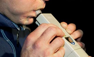 Die Polizei nahm eine Atemalkoholkontrolle vor. - picture-alliance/ dpa/dpaweb Die Polizei nahm eine Atemalkoholkontrolle vor. - picture-alliance/ dpa/dpaweb
