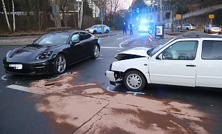 Beide Pkw wurden beim Zusammenstoß beschädigt - die Feuerwehr streute ausgelaufene Betriebsstoffe ab. - Charlotte Mahncke Beide Pkw wurden beim Zusammenstoß beschädigt - die Feuerwehr streute ausgelaufene Betriebsstoffe ab. - Charlotte Mahncke
