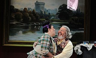 Falstaff ( Brian Bannaytne-Scott) und Mrs. Quickly (Rebecca Raffell) vergnügen sich unter der Wäscheleine. - FOTO: MATTHIAS STUTTE Falstaff ( Brian Bannaytne-Scott) und Mrs. Quickly (Rebecca Raffell) vergnügen sich unter der Wäscheleine. - FOTO: MATTHIAS STUTTE