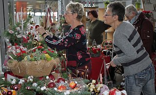 Floristen aus Hofgeismar: "Das alles hat in ein Auto gepasst", sagen Steluta Knauf (v. l.) und Freundin Elke Hennings und bauen ihren bunten Stand auf. - Dieter Scholz Floristen aus Hofgeismar: "Das alles hat in ein Auto gepasst", sagen Steluta Knauf (v. l.) und Freundin Elke Hennings und bauen ihren bunten Stand auf. - Dieter Scholz