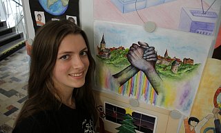 Hand in Hand: Das wünscht sich Susann Maier (17) und drückt den Gedanken der Solidarität und des Zusammenhalts in ihrem Bild aus, das die Hüffertgymnasiastin im Herbst zu einer Ausstellung im Foyer des Marianum beigesteuert hatte. Foto: Dieter Scholz - Dieter Scholz Hand in Hand: Das wünscht sich Susann Maier (17) und drückt den Gedanken der Solidarität und des Zusammenhalts in ihrem Bild aus, das die Hüffertgymnasiastin im Herbst zu einer Ausstellung im Foyer des Marianum beigesteuert hatte. Foto: Dieter Scholz - Dieter Scholz