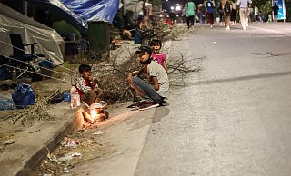 Flüchtlingskinder nach dem Feuer in Moria. - picture alliance / NurPhoto Flüchtlingskinder nach dem Feuer in Moria. - picture alliance / NurPhoto