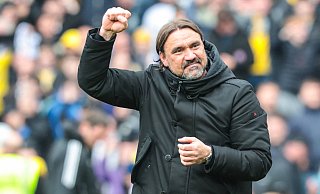 Leeds-Trainer Daniel Farke jubelt nach dem 6:0-Heimsieg gegen Stoke City. Rund eineinhalb Stunden später steht der vorzeitige Aufstieg seines Teams in die Premier League fest. - Imago Images Leeds-Trainer Daniel Farke jubelt nach dem 6:0-Heimsieg gegen Stoke City. Rund eineinhalb Stunden später steht der vorzeitige Aufstieg seines Teams in die Premier League fest. - Imago Images
