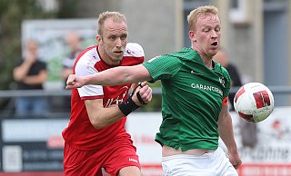 Fußball-Landesliga: RW Kirchlengern - TuS Lohe 4:1. Zweikamof zwischen RWK-Stürmer Lennard Wüllner (links) und dem Loher Kapitän Lukas Brakmann. - Egon Bieber