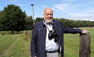 Mit Fernglas: Bürgermeister Rüdiger Meier an seinem Lieblingsort in der Gemeinde, am Storchennest in Südlengern. - Niklas Krämer Mit Fernglas: Bürgermeister Rüdiger Meier an seinem Lieblingsort in der Gemeinde, am Storchennest in Südlengern. - Niklas Krämer