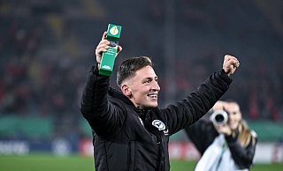 Arminia Bielefelds Marius Wörl feiert den Pokal-Triumph mit der Player of the match-Trophäe. - Teresa. Kroeger Arminia Bielefelds Marius Wörl feiert den Pokal-Triumph mit der Player of the match-Trophäe. - Teresa. Kroeger