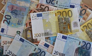 1.398.421,486 Euro, das ist genau die Summe, die die Stadt im nächsten Jahr ausgebene will, um ihre Ausgaben zu finanzieren. - dpa/Bernd Wüstneck 1.398.421,486 Euro, das ist genau die Summe, die die Stadt im nächsten Jahr ausgebene will, um ihre Ausgaben zu finanzieren. - dpa/Bernd Wüstneck