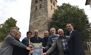 Chef-Beleuchter Bernd Behling (v. l.), Organisatorin Birgit Ischen, Unterstützerin Ulrike Czorny, Sponsor Matthias Müller (Volksbank Höxter), Pfarrer Ansgar Heckeroth, Musiker Josef Fuhrmann (Gruppe Gegenwind), Beleuchter Helmut Struck und Bürgermeister Carsten Torke. - Burkhard Battran Chef-Beleuchter Bernd Behling (v. l.), Organisatorin Birgit Ischen, Unterstützerin Ulrike Czorny, Sponsor Matthias Müller (Volksbank Höxter), Pfarrer Ansgar Heckeroth, Musiker Josef Fuhrmann (Gruppe Gegenwind), Beleuchter Helmut Struck und Bürgermeister Carsten Torke. - Burkhard Battran