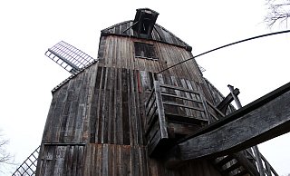 Mehrere blaue und gelbe Farbschmierereien auf der Bockwindmühle und dem Mühlstein des Bauernhausmuseums. Foto: Wolfgang Rudolf - Wolfgang Rudolf Mehrere blaue und gelbe Farbschmierereien auf der Bockwindmühle und dem Mühlstein des Bauernhausmuseums. Foto: Wolfgang Rudolf - Wolfgang Rudolf