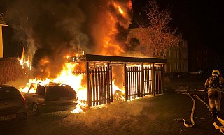 Die Flammen zerstörten das Carport und zwei Autos. - Feuerwehr Paderborn Die Flammen zerstörten das Carport und zwei Autos. - Feuerwehr Paderborn