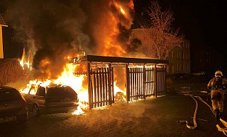 Das Carport an der Bleichstraße in Paderborn und mehrere Autos sind durch das Feuer zerstört worden. - Feuerwehr Paderborn Das Carport an der Bleichstraße in Paderborn und mehrere Autos sind durch das Feuer zerstört worden. - Feuerwehr Paderborn