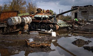 Zerstörte russische Panzer in der Nähe des kürzlich zurückeroberten Dorfes Kamjanka zu sehen. - Efrem Lukatsky/AP/dpa Zerstörte russische Panzer in der Nähe des kürzlich zurückeroberten Dorfes Kamjanka zu sehen. - Efrem Lukatsky/AP/dpa