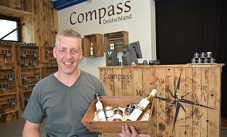 Tobias Stiller in den Geschäftsräumen an der Fürstenstraße in Kaunitz. Der 39-Jährige zeigt eine Auswahl der insgesamt 300 Produkte, die er und sein Partner Christian Graute mittlerweile anbieten. - Karin Prignitz Tobias Stiller in den Geschäftsräumen an der Fürstenstraße in Kaunitz. Der 39-Jährige zeigt eine Auswahl der insgesamt 300 Produkte, die er und sein Partner Christian Graute mittlerweile anbieten. - Karin Prignitz