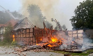 Die Scheune auf dem Hof Furlkröger steht in Flammen, der Dachstuhl und mehrere Wände sind bereits eingestürzt. - Ralph Meyer Die Scheune auf dem Hof Furlkröger steht in Flammen, der Dachstuhl und mehrere Wände sind bereits eingestürzt. - Ralph Meyer