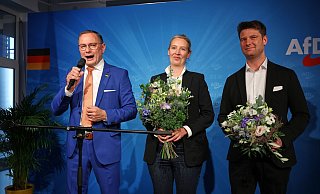 Die beiden AfD-Chefs Tino Chrupalla und Alice Weidel feiern das Ergebnis der Europawahl zusammen mit AfD-Kandidat René Aust in der AfD-Parteizentrale in Berlin. - Joerg Carstensen/dpa Die beiden AfD-Chefs Tino Chrupalla und Alice Weidel feiern das Ergebnis der Europawahl zusammen mit AfD-Kandidat René Aust in der AfD-Parteizentrale in Berlin. - Joerg Carstensen/dpa
