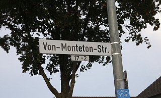 Ohne Erklärtafel: Das Straßenschild der Von-Monteton-Straße in Schloß Neuhaus besitzt allerdings noch einen Hinweis auf die Hausnummern. - Jochem Schulze Ohne Erklärtafel: Das Straßenschild der Von-Monteton-Straße in Schloß Neuhaus besitzt allerdings noch einen Hinweis auf die Hausnummern. - Jochem Schulze