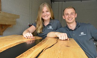 Das junge Start-up-Unternehmen von Dominik Becker und seine Freundin Tabea Düpree mit Namen BB-Tischwerk stellt massive Echtholz-Tischplatten in Kombination mit Epoxidharz her. - Karin Prignitz Das junge Start-up-Unternehmen von Dominik Becker und seine Freundin Tabea Düpree mit Namen BB-Tischwerk stellt massive Echtholz-Tischplatten in Kombination mit Epoxidharz her. - Karin Prignitz