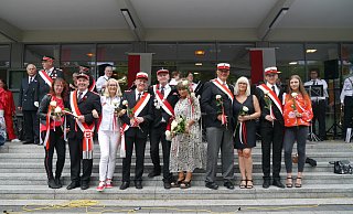 Beim Schützenfest im September präsentiert sich der neue Hof mit König Thomas Rosenkötter und seiner Ehefrau Ina (Mitte). - Louisa Kohnert Beim Schützenfest im September präsentiert sich der neue Hof mit König Thomas Rosenkötter und seiner Ehefrau Ina (Mitte). - Louisa Kohnert