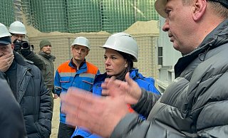 Fast zwei Drittel der Energieinfrastruktur der Ukraine seien mittlerweile zerstört, Strom und Wärme fehlten, sagte Baerbock bei ihrem Besuch - Jörg Blank/dpa Fast zwei Drittel der Energieinfrastruktur der Ukraine seien mittlerweile zerstört, Strom und Wärme fehlten, sagte Baerbock bei ihrem Besuch - Jörg Blank/dpa