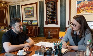 Der ukrainische Präsident Wolodymyr Selenskyj beauftragt die stellvertretende Ministerpräsidentin Julia Swyrydenko mit einer Regierungsumbildung. - President Of Ukraine/APA Images/ZUMA Press Wire/dpa Der ukrainische Präsident Wolodymyr Selenskyj beauftragt die stellvertretende Ministerpräsidentin Julia Swyrydenko mit einer Regierungsumbildung. - President Of Ukraine/APA Images/ZUMA Press Wire/dpa