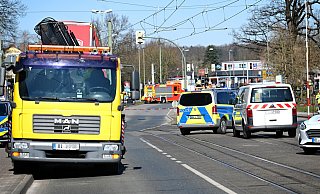 Wieder gab es einen Vorfall mit der Stadtbahn. Diesmal beschädigte ein Lkw eine Oberleitung. - Barbara Franke Wieder gab es einen Vorfall mit der Stadtbahn. Diesmal beschädigte ein Lkw eine Oberleitung. - Barbara Franke