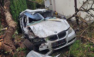 Das Fahrzeug wurde bei dem Unfall völlig zerstört und von der Polizei beschlagnahmt. - Freiwillige Feuerwehr Hille Das Fahrzeug wurde bei dem Unfall völlig zerstört und von der Polizei beschlagnahmt. - Freiwillige Feuerwehr Hille