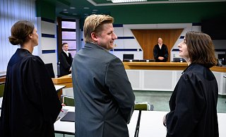 Vor dem Amtsgericht: El Hotzo und seine Anwältinnen - Bernd von Jutrczenka/dpa Vor dem Amtsgericht: El Hotzo und seine Anwältinnen - Bernd von Jutrczenka/dpa