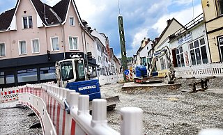 August-Bebel-Straße: Links neben der Absperrung ist der Fußweg zu sehen. So sieht er auf beiden Straßenseiten derzeit aus. Für viele Menschen, die nicht gut zufuß sind, ein schwieriges Hindernis. - Barbara Franke August-Bebel-Straße: Links neben der Absperrung ist der Fußweg zu sehen. So sieht er auf beiden Straßenseiten derzeit aus. Für viele Menschen, die nicht gut zufuß sind, ein schwieriges Hindernis. - Barbara Franke