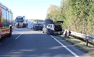 Unfall mit mehreren Fahrzeugen - Bielefeld Unfall mit mehreren Fahrzeugen - Bielefeld